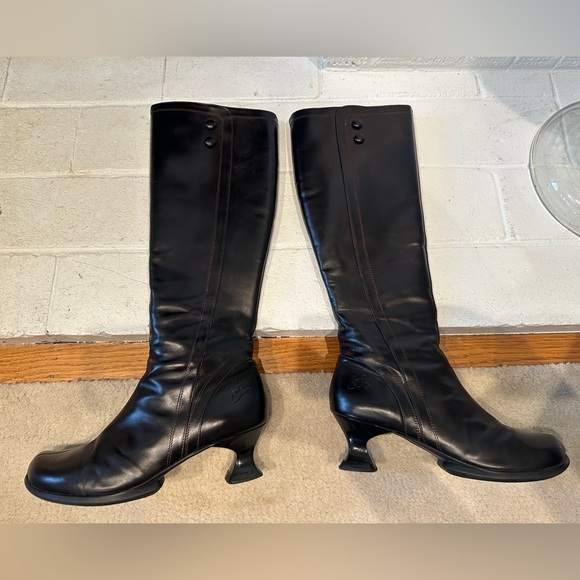 Fluevog EXCELLENT Wearever Hvala tall black boot w/ buttons - size 7.5 - Picture 7 of 16
